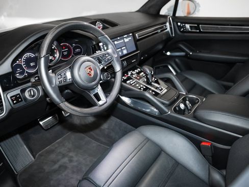 Used 2019 Porsche Cayenne Turbo w/ Sportdesign Package image 28