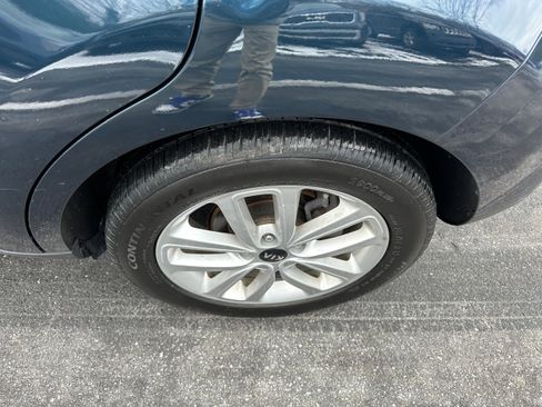 Used 2017 Kia Soul + image 9