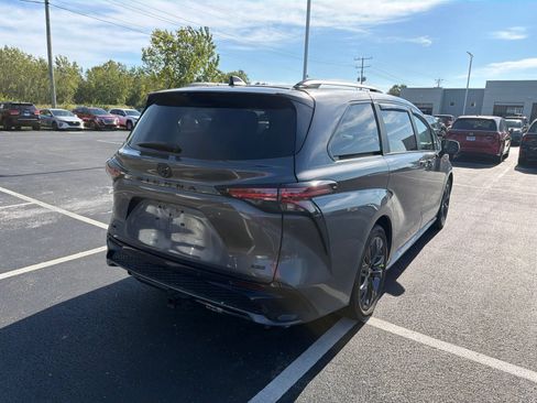Used 2025 Toyota Sienna XSE FWD image 6