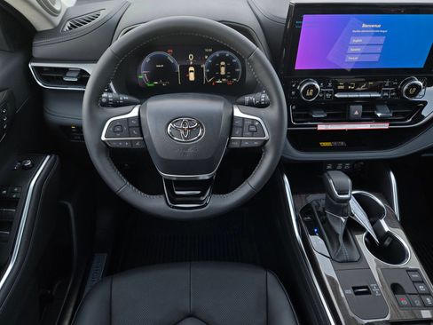 Certified 2026 Toyota Highlander Limited AWD/4WD image 13