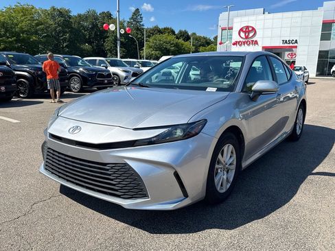 Used 2025 Toyota Camry LE FWD image 3