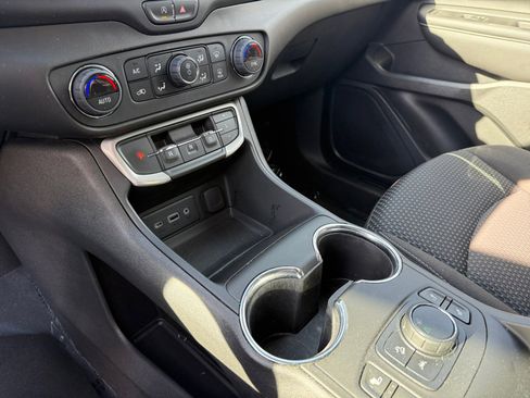 Used 2023 GMC Terrain SLE w/ Driver Convenience Package image 13