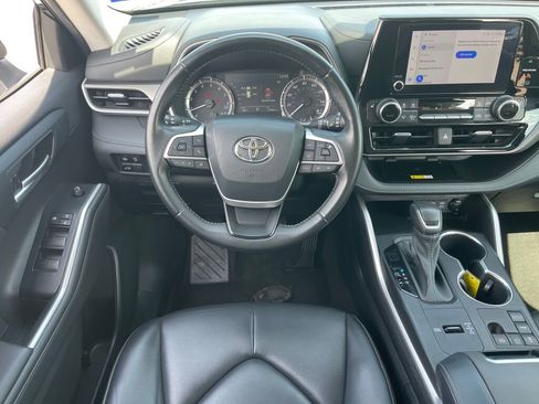 Used 2023 Toyota Highlander XLE FWD image 2