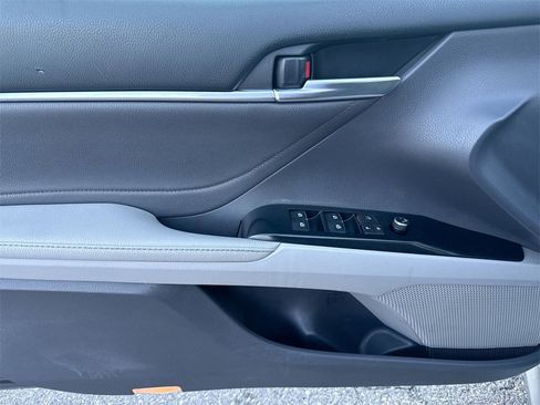 Used 2018 Toyota Camry XLE image 15