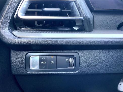 Used 2025 Chevrolet Traverse LT FWD image 32