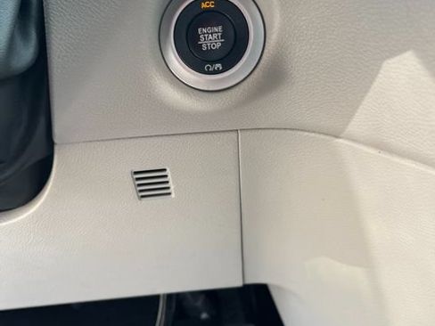 Used 2023 Chrysler Pacifica Touring-L FWD image 12