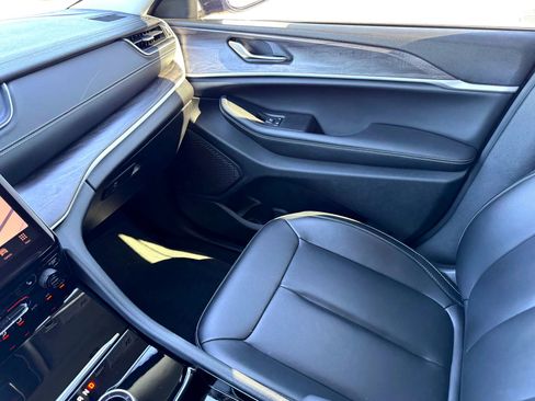 Used 2023 Jeep Grand Cherokee Limited w/ Black Appearance Package image 30