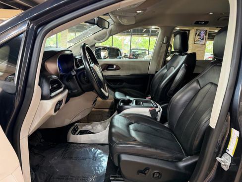 Used 2019 Chrysler Pacifica Touring-L FWD image 31