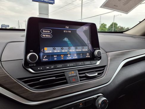 Used 2025 Nissan Altima 2.5 SV FWD image 25