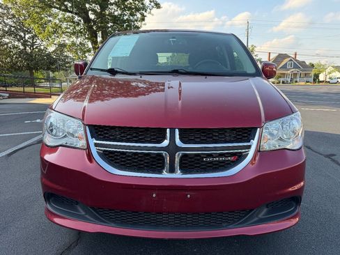 Used 2016 Dodge Grand Caravan SXT w/ UConnect Hands-Free Group FWD image 3