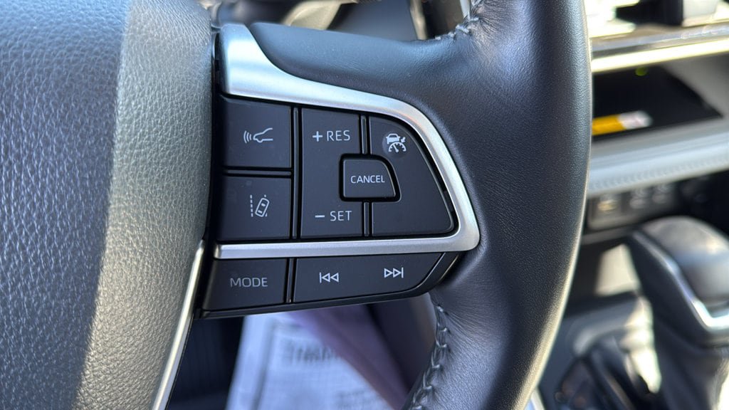 Used 2023 Toyota Highlander XLE AWD/4WD image 14