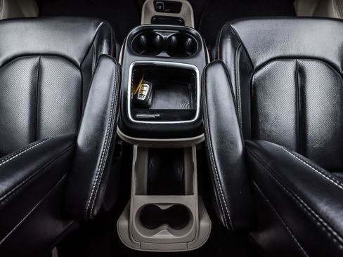 Used 2023 Chrysler Pacifica Touring-L image 32