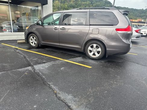 Used 2013 Toyota Sienna LE w/ Towing Pkg FWD image 7