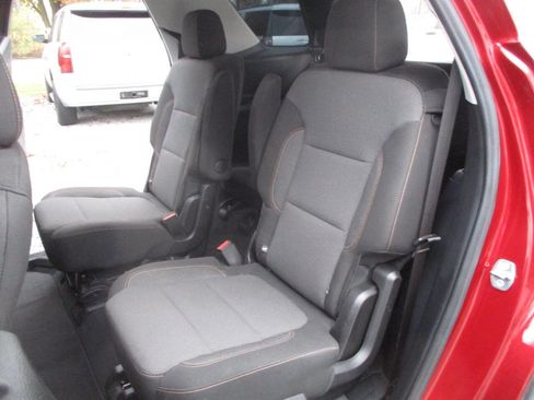 Used 2020 Chevrolet Traverse LT image 24