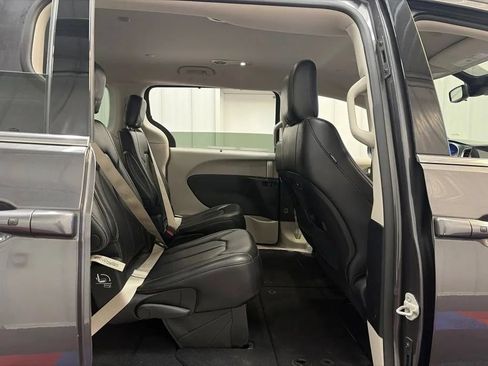 Used 2023 Chrysler Pacifica Touring-L FWD image 19