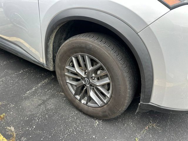 Used 2024 Nissan Rogue S AWD/4WD image 3