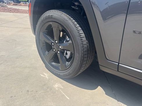 New 2025 Jeep Grand Cherokee Altitude image 10