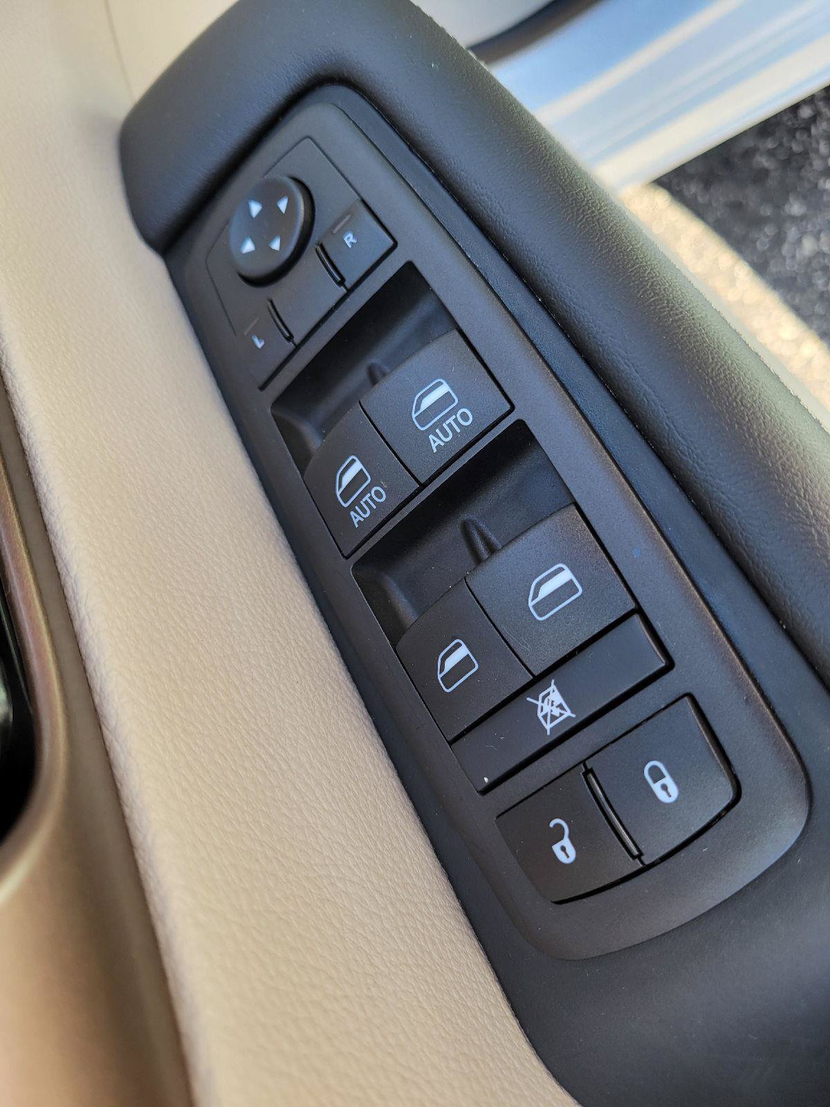 Used 2024 Chrysler Voyager LX FWD image 8