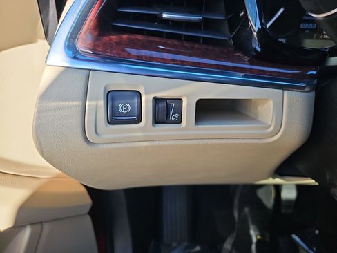 Used 2018 Cadillac XT5 Luxury w/ Driver Awareness Package image 26