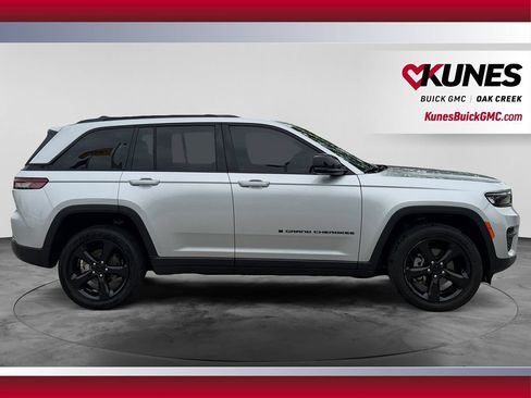 Used 2023 Jeep Grand Cherokee Altitude AWD/4WD image 12