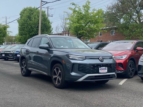 Used 2025 Volkswagen Tiguan SE image 1