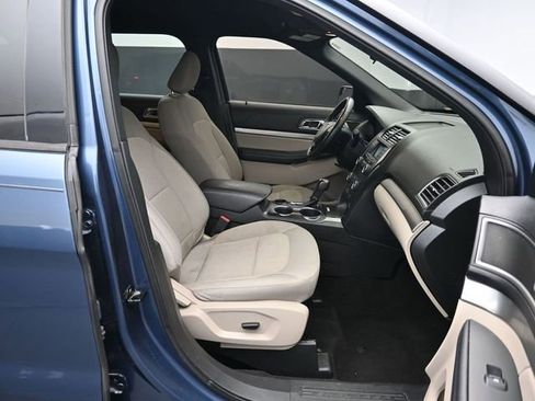 Used 2019 Ford Explorer XLT image 42