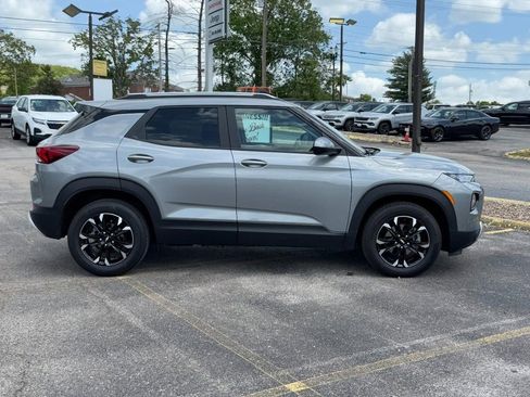 Used 2023 Chevrolet TrailBlazer LT w/ Convenience Package FWD image 2