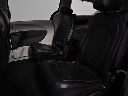 Used 2022 Chrysler Pacifica Touring-L image 20