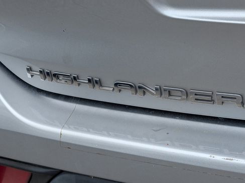 Used 2022 Toyota Highlander LE image 18