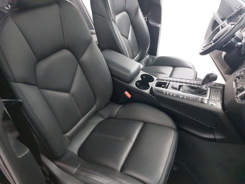 Certified 2018 Porsche Macan image 12