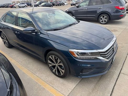 Used 2022 Volkswagen Passat 2.0T SE image 2