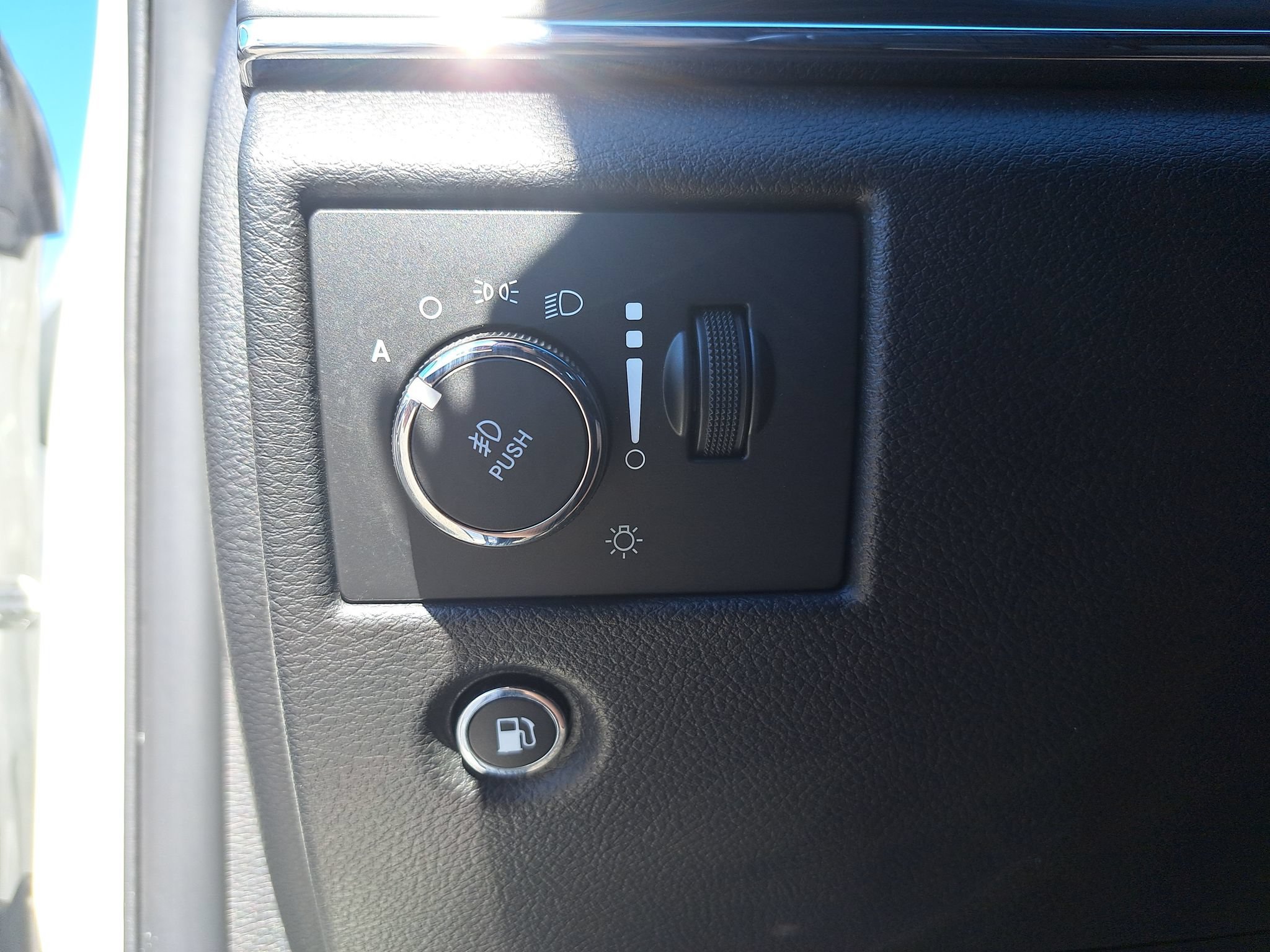 Used 2020 Jeep Grand Cherokee Limited w/ Premium Lighting Group AWD/4WD image 26