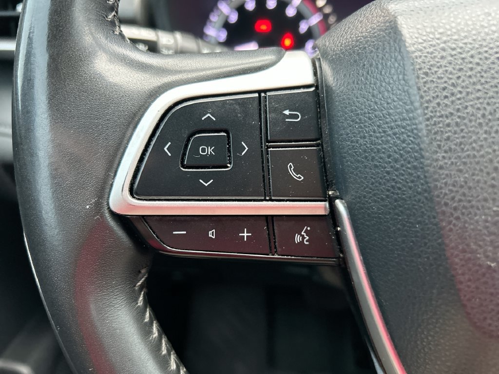 Used 2024 Toyota Highlander LE FWD image 16