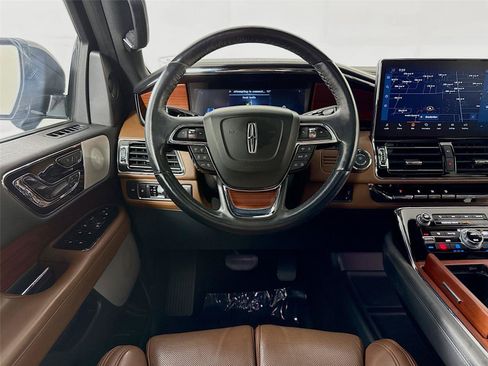 Used 2023 Lincoln Navigator Reserve AWD/4WD image 3