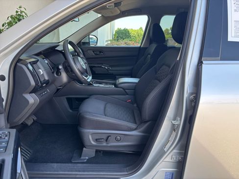 Used 2025 Nissan Pathfinder SV FWD image 29