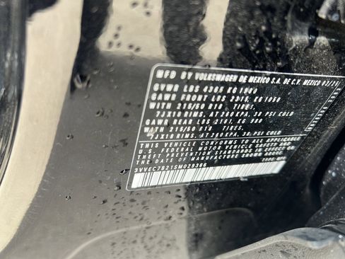 Certified 2025 Volkswagen Taos SE w/ Panoramic Sunroof Package image 32