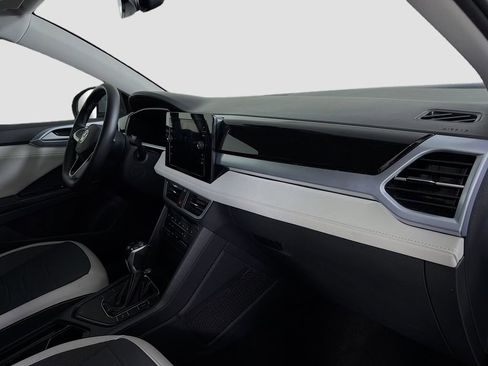 Used 2025 Volkswagen Taos SE image 32