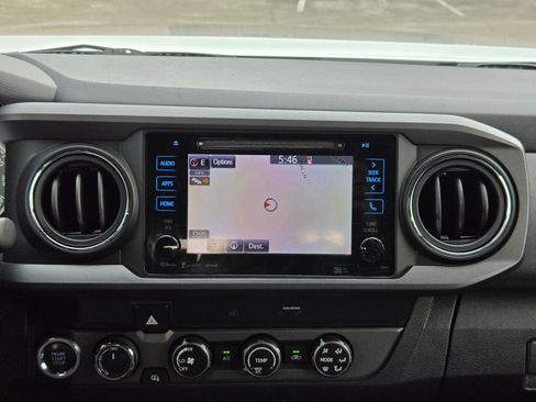 Used 2019 Toyota Tacoma TRD Off-Road w/ Technology Package image 17