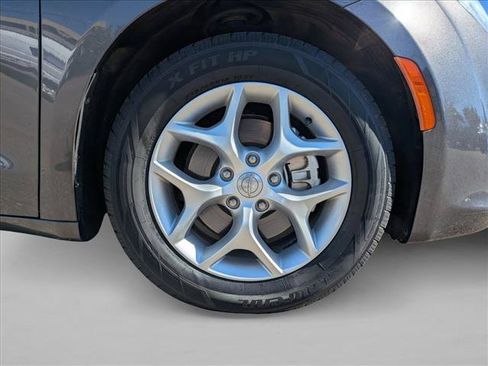 Used 2019 Chrysler Pacifica Touring-L Plus FWD image 22