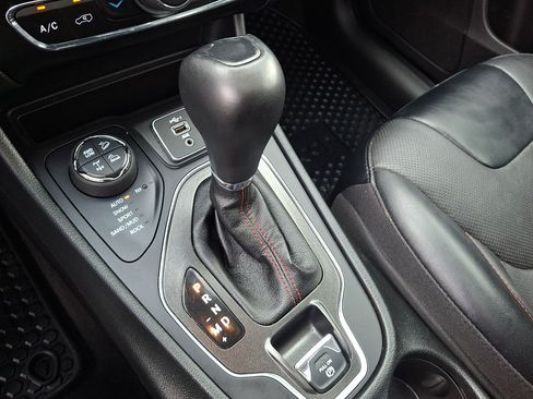 Used 2022 Jeep Cherokee Trailhawk w/ Sun, Sound & Nav Group AWD/4WD image 15