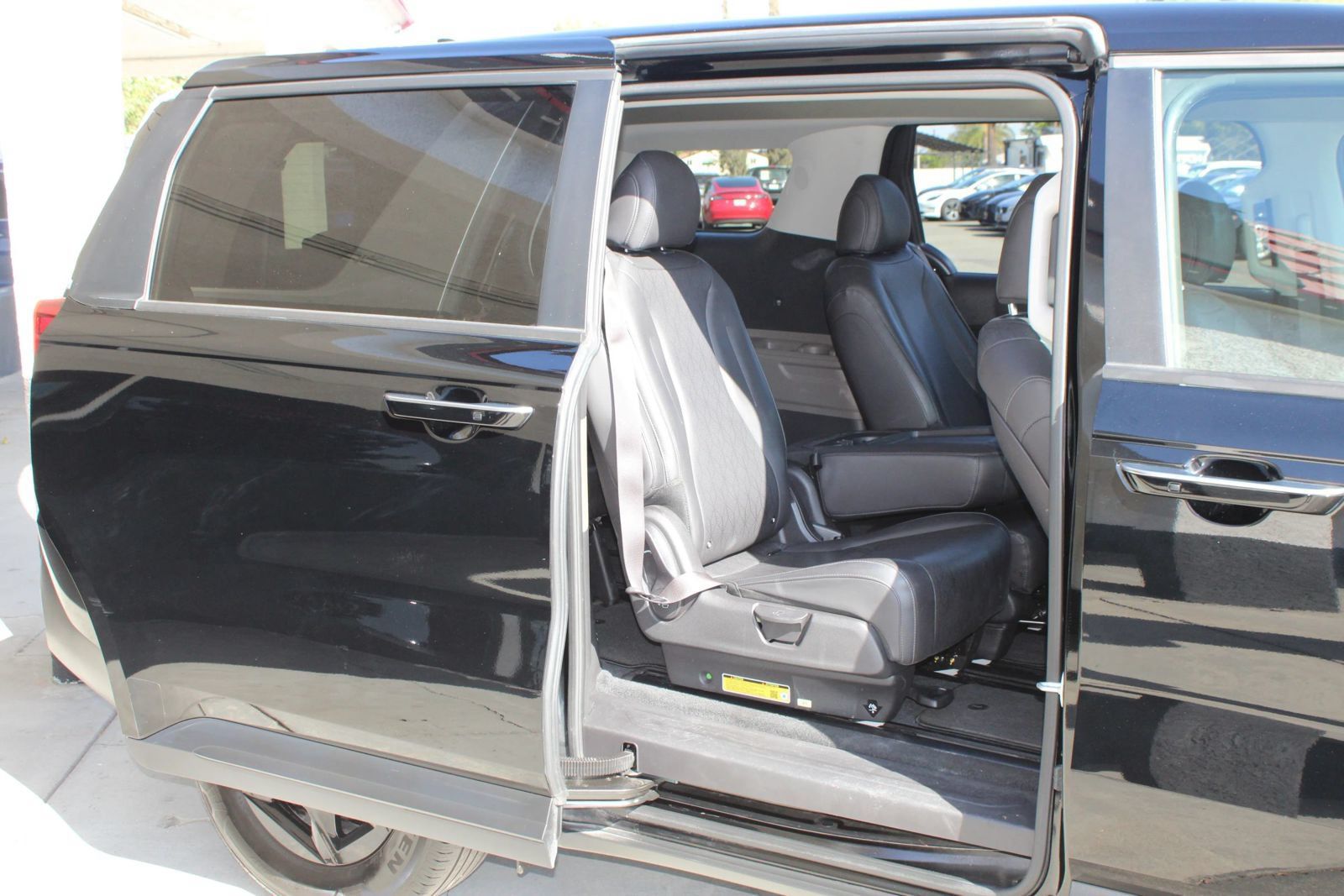 Used 2025 Kia Carnival FWD image 9