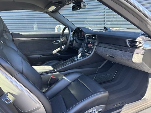 Certified 2019 Porsche 911 image 6