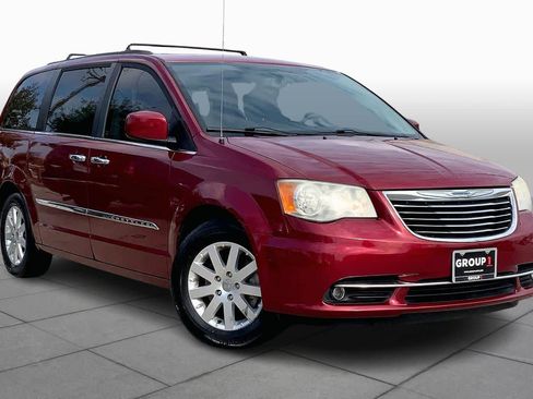Used 2014 Chrysler Town & Country Touring w/ Trailer Tow Group image 2