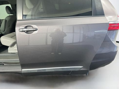 Used 2020 Toyota Sienna XLE w/ XLE Navigation Package FWD image 27