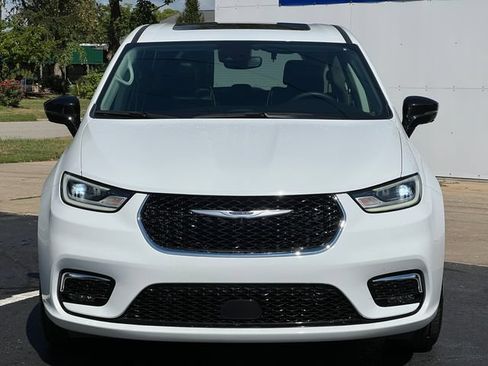 Used 2024 Chrysler Pacifica Limited w/ Uconnect Theater Family Group AWD/4WD image 50