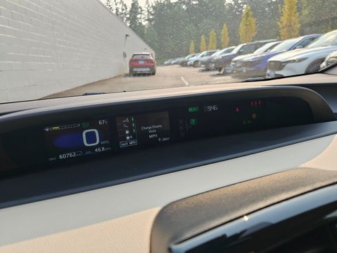 Used 2019 Toyota Prius XLE AWD/4WD image 26