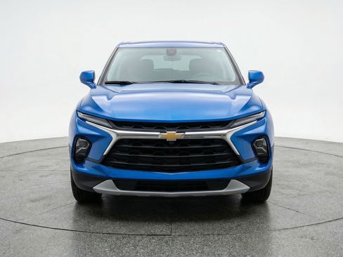 Used 2025 Chevrolet Blazer LT FWD image 2