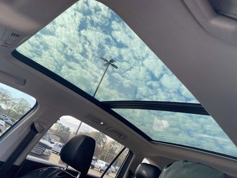 Used 2020 Volkswagen Tiguan SE w/ Panoramic Sunroof Package image 18