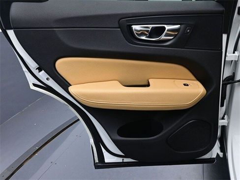 Used 2018 Volvo XC60 T5 Momentum w/ Vision Package image 23