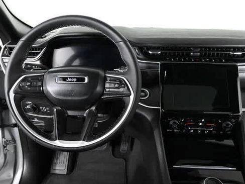 Used 2024 Jeep Grand Cherokee Altitude image 3